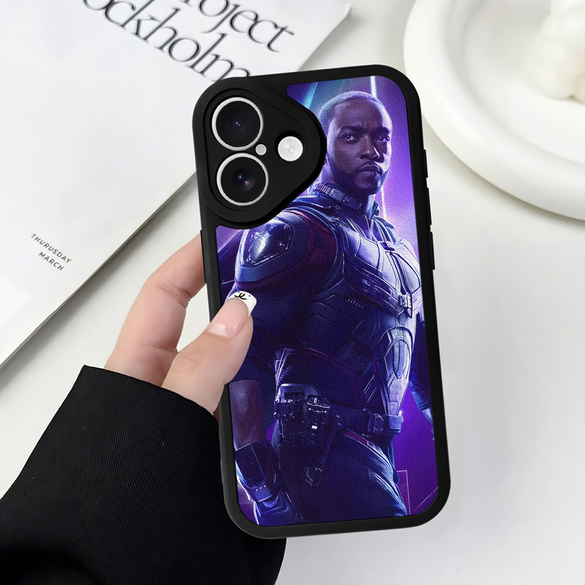 （画像用） アベンジャーズ The Avengers 【iPhone 16シリーズ対応】シリコンスマホケース（レザー調） 材質：シリコン